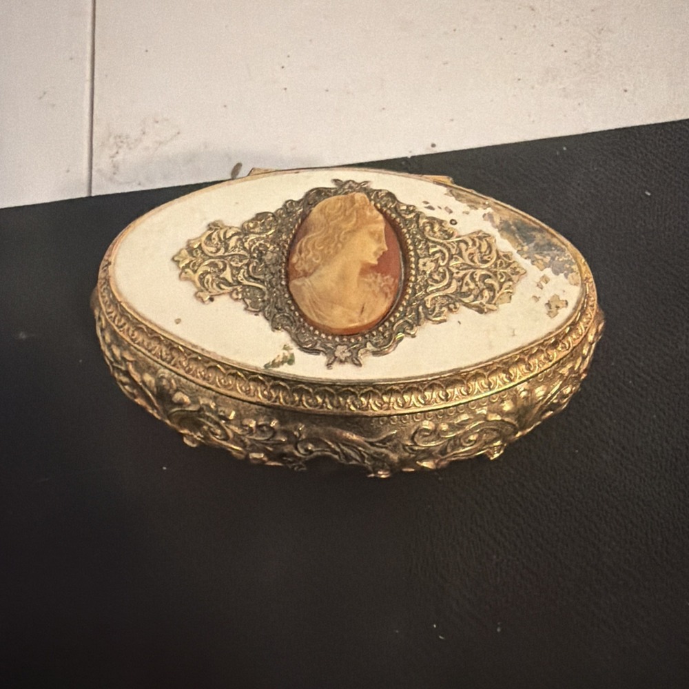 Vintage Victorian Style Gold Plated Music Box w/ Cameo Portrait & Velvet Lining